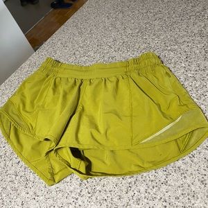 Lululemon Hotty-Hot Low-Rise Lined Short 2.5” - Yellow Green